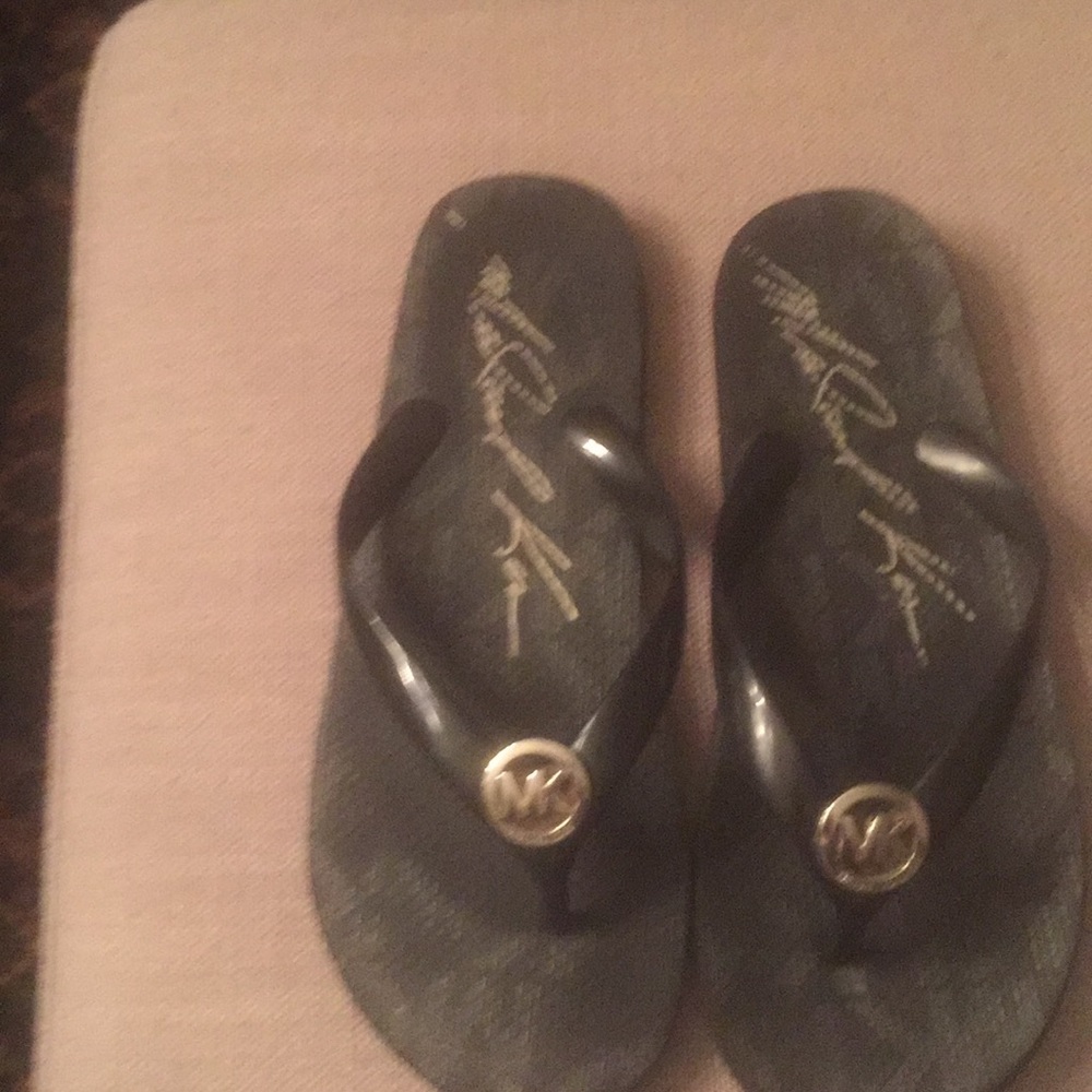 Black Michael Kor rubber flip flops.